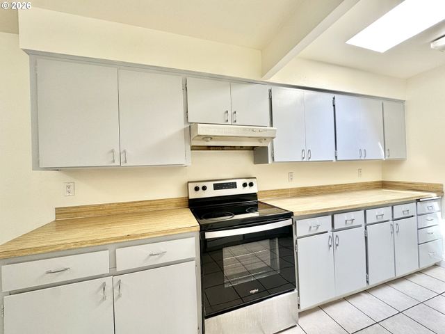 16720 Se CLINTON St, Portland, OR 97236