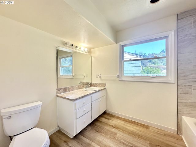 16720 Se CLINTON St, Portland, OR 97236