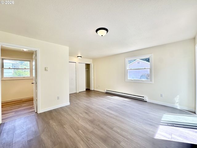 16720 Se CLINTON St, Portland, OR 97236