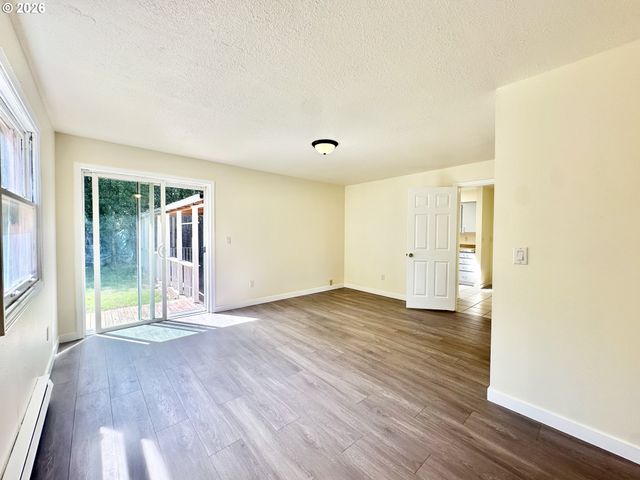 16720 Se CLINTON St, Portland, OR 97236