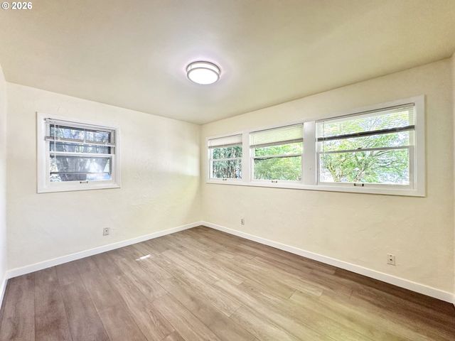 16720 Se CLINTON St, Portland, OR 97236
