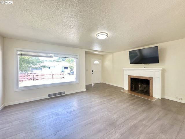 16720 Se CLINTON St, Portland, OR 97236