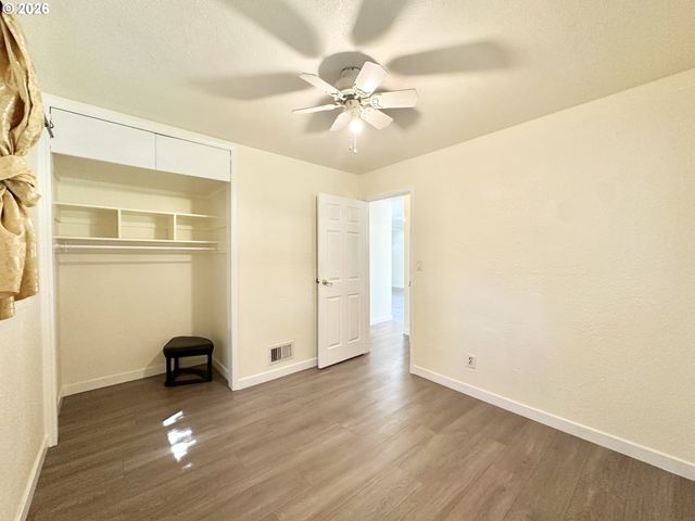 16720 Se CLINTON St, Portland, OR 97236