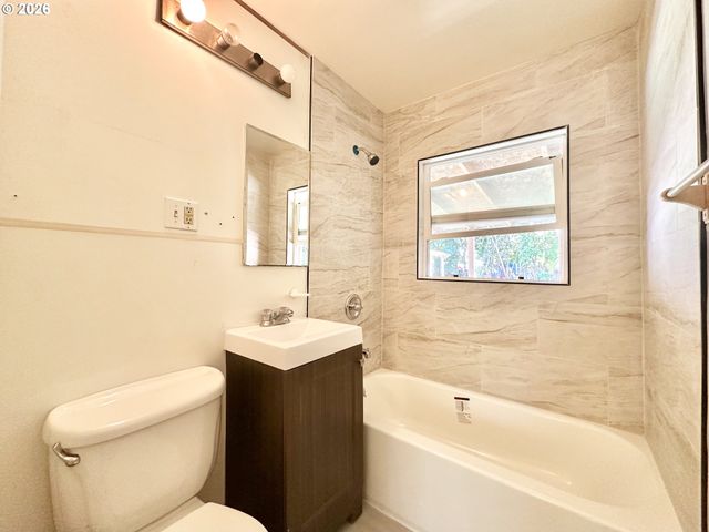 16720 Se CLINTON St, Portland, OR 97236