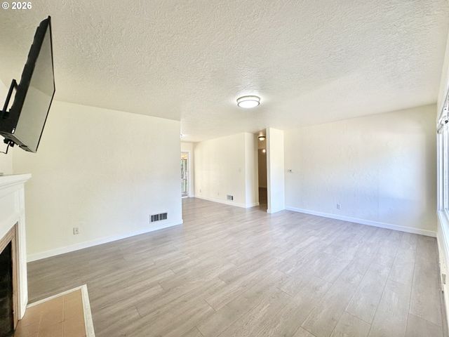 16720 Se CLINTON St, Portland, OR 97236