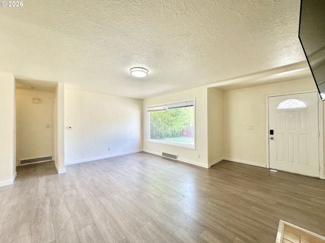 16720 Se CLINTON St, Portland, OR 97236
