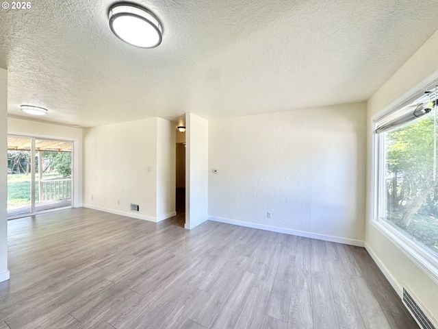 16720 Se CLINTON St, Portland, OR 97236