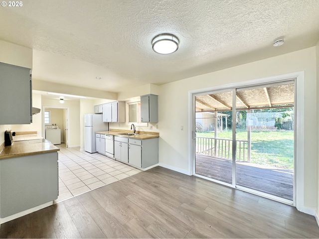 16720 Se CLINTON St, Portland, OR 97236