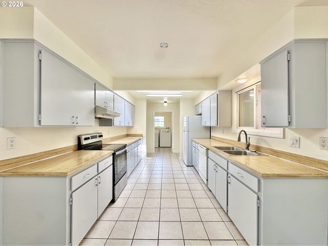 16720 Se CLINTON St, Portland, OR 97236