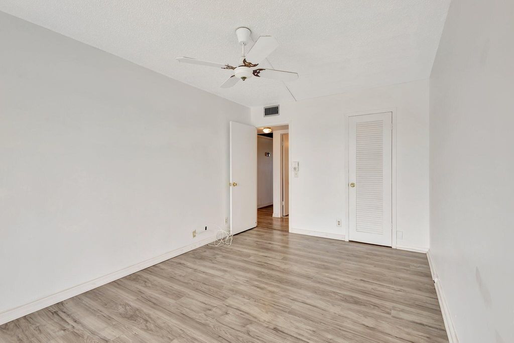 Image 10 of property listing at 3075 Guildford E, Boca Raton, FL 33434