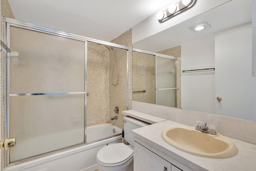 Image 15 of property listing at 3075 Guildford E, Boca Raton, FL 33434