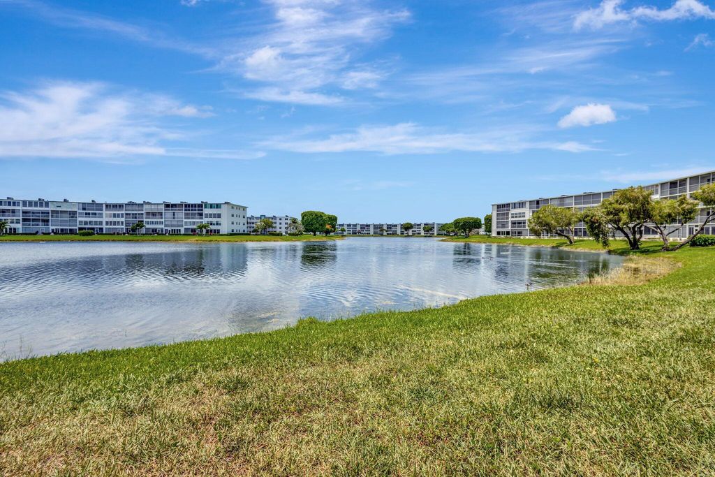 Image 17 of property listing at 3075 Guildford E, Boca Raton, FL 33434