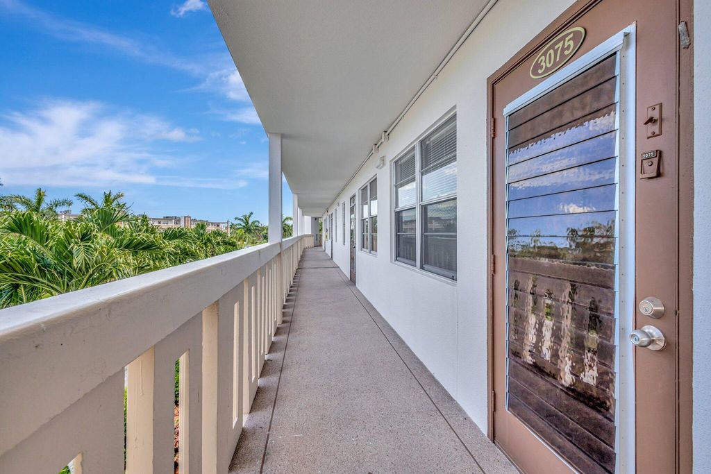 Image 2 of property listing at 3075 Guildford E, Boca Raton, FL 33434