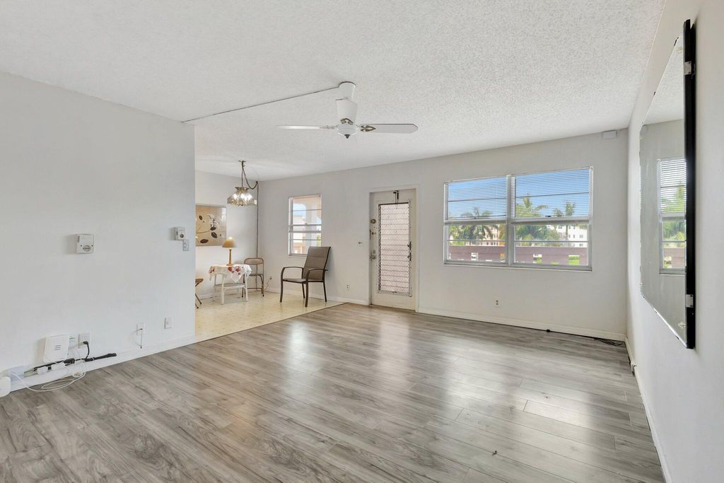 Image 3 of property listing at 3075 Guildford E, Boca Raton, FL 33434