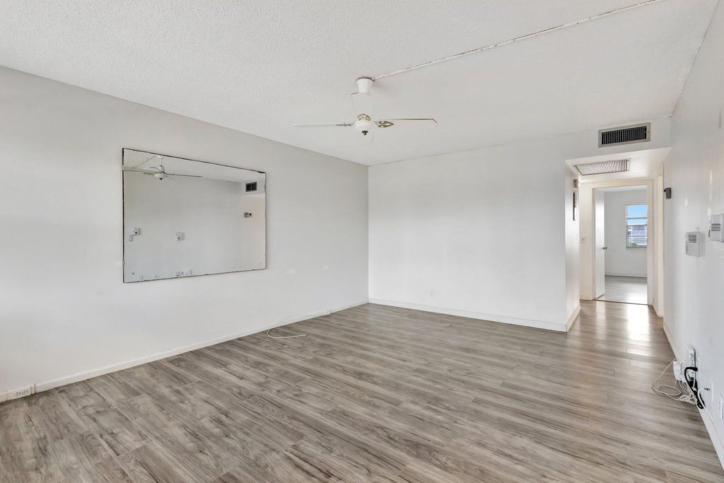 Image 4 of property listing at 3075 Guildford E, Boca Raton, FL 33434