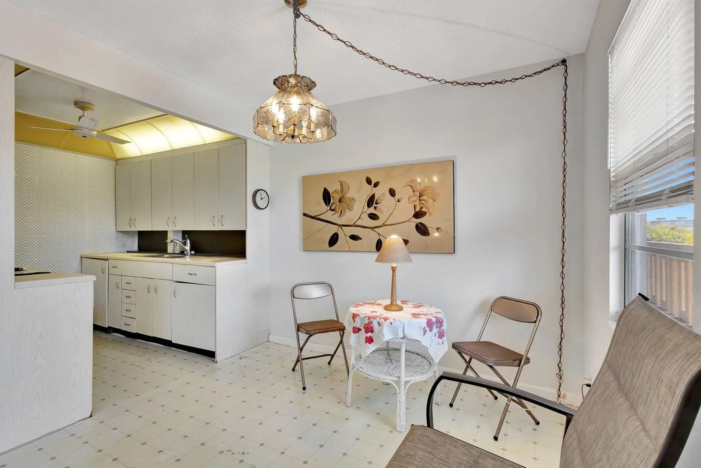Image 5 of property listing at 3075 Guildford E, Boca Raton, FL 33434
