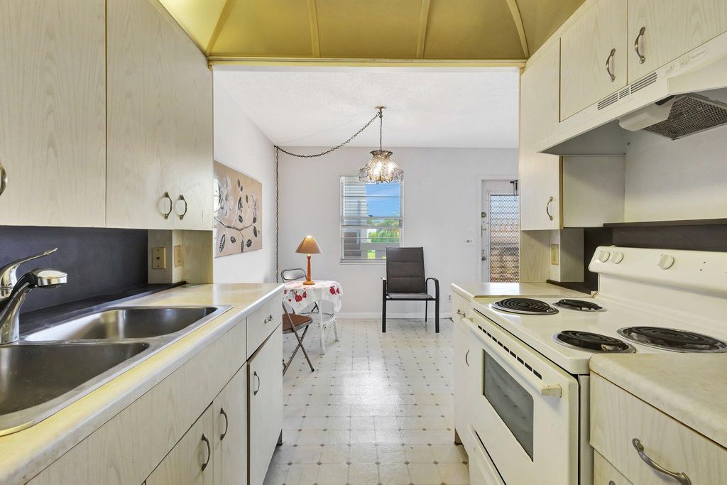 Image 7 of property listing at 3075 Guildford E, Boca Raton, FL 33434