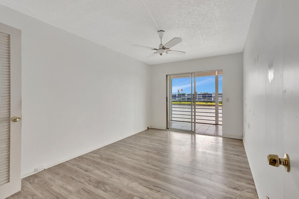 Image 8 of property listing at 3075 Guildford E, Boca Raton, FL 33434