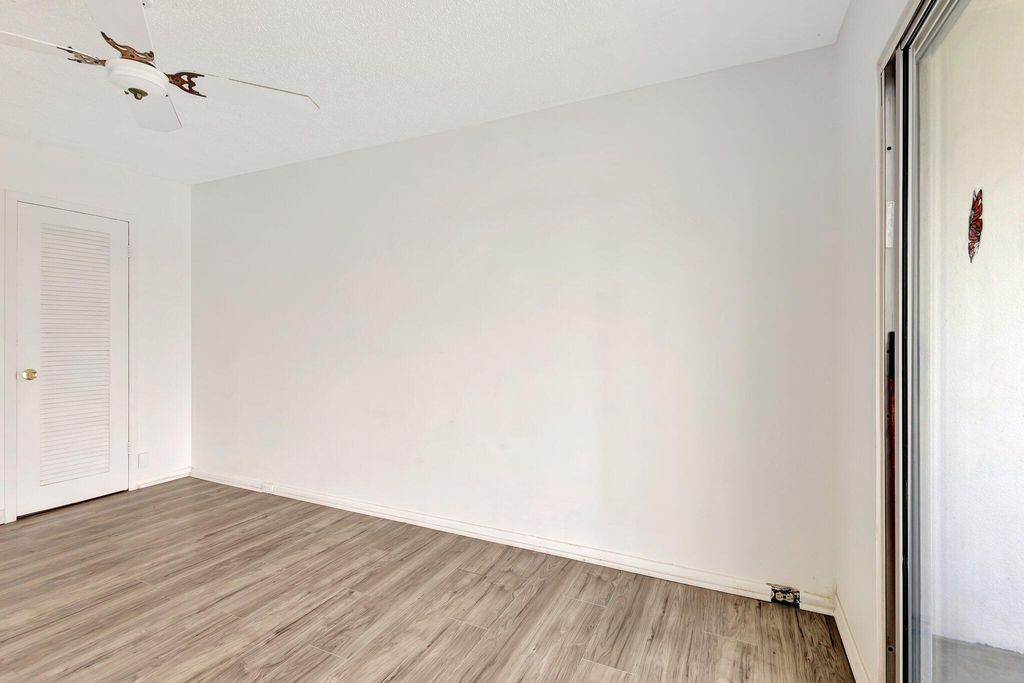 Image 9 of property listing at 3075 Guildford E, Boca Raton, FL 33434