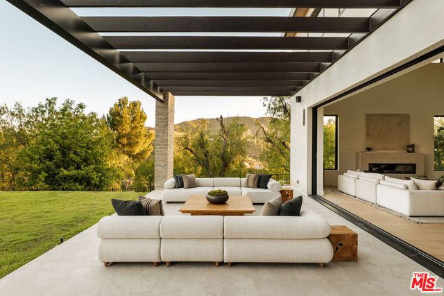 38 Dapplegray Road, Bell Canyon, CA 91307