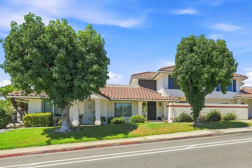 320 Grapevine Rd 2, Vista, CA 92083 — exterior