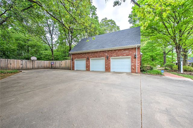 4 W Huntington Place, Rogers, AR 72758