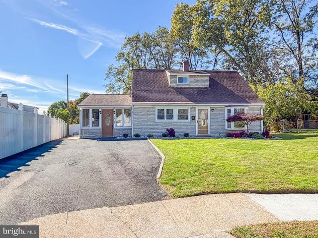 15 CARLISLE CIR, Morrisville, PA 19067