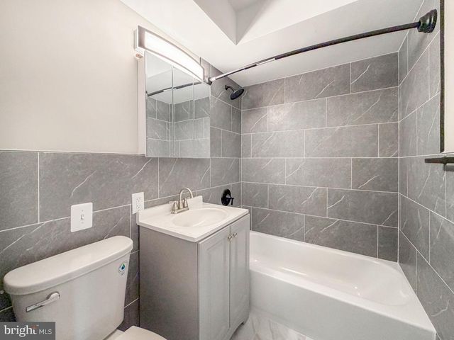 15 CARLISLE CIR, Morrisville, PA 19067