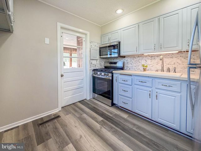 15 CARLISLE CIR, Morrisville, PA 19067