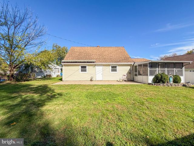 15 CARLISLE CIR, Morrisville, PA 19067