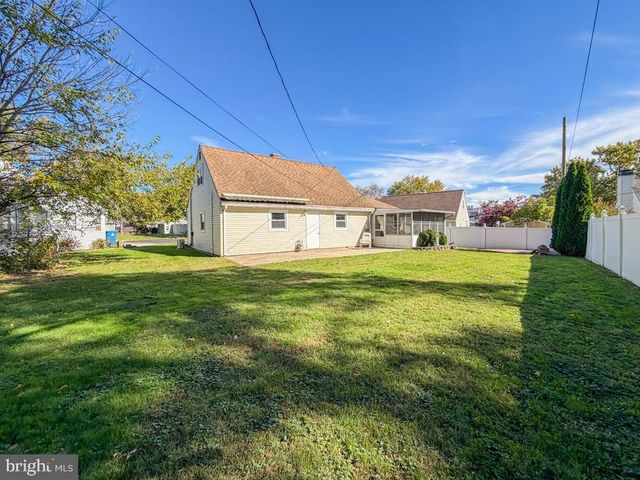 15 CARLISLE CIR, Morrisville, PA 19067