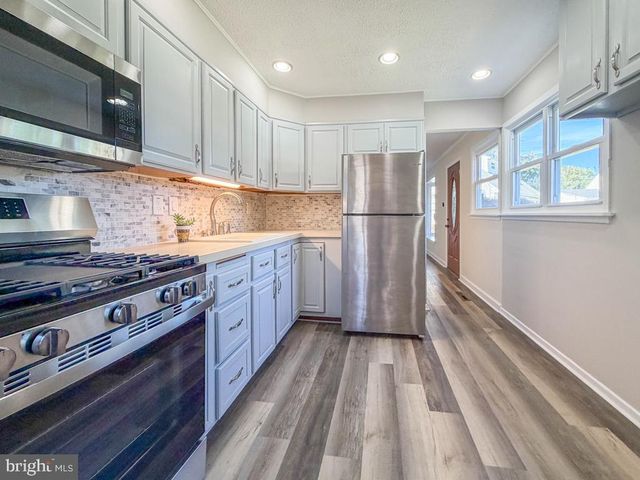 15 CARLISLE CIR, Morrisville, PA 19067