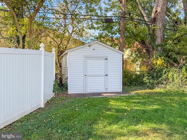 15 CARLISLE CIR, Morrisville, PA 19067