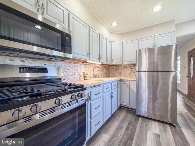 15 CARLISLE CIR, Morrisville, PA 19067