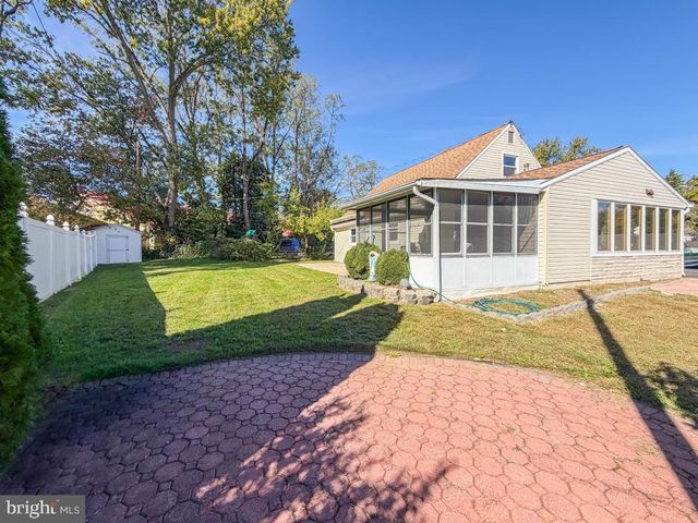15 CARLISLE CIR, Morrisville, PA 19067