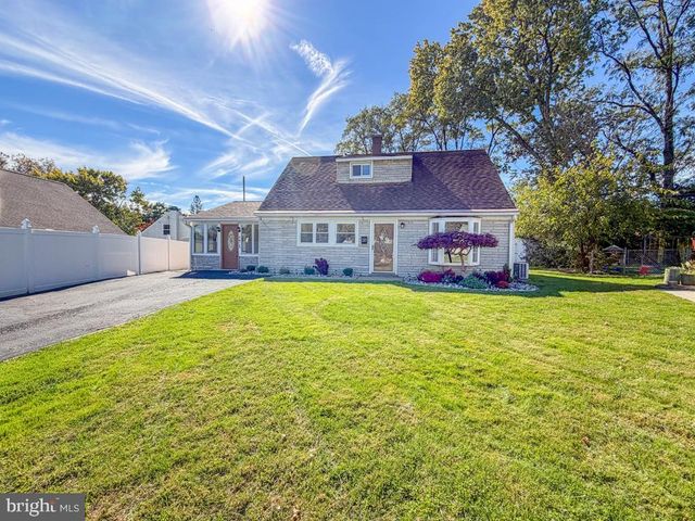 15 CARLISLE CIR, Morrisville, PA 19067