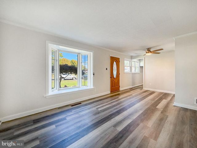 15 CARLISLE CIR, Morrisville, PA 19067