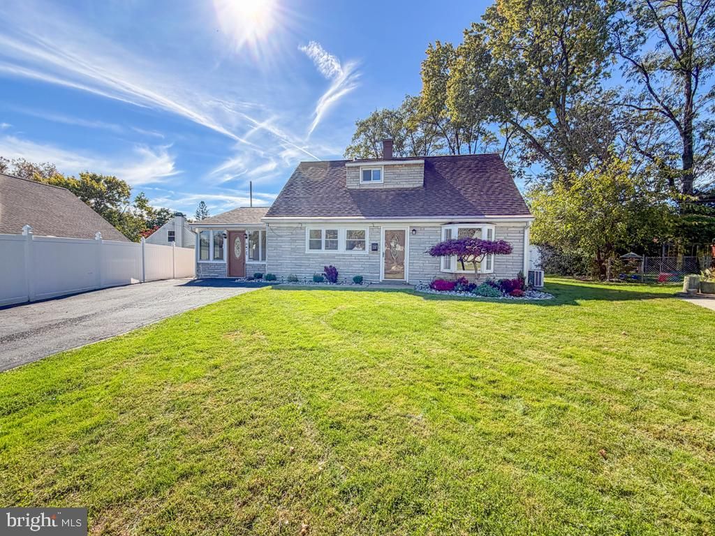 15 CARLISLE CIR, Morrisville, PA 19067