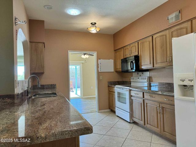 749 W Rio Moctezuma, Green Valley, AZ 85614