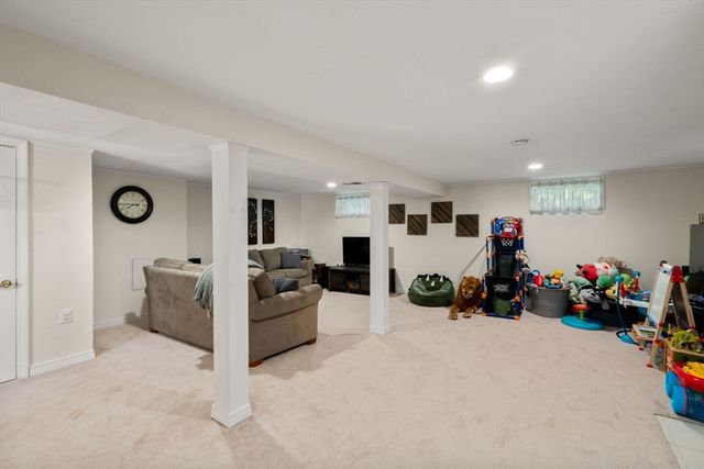 556 Monponsett St, Hanson, MA 02341
