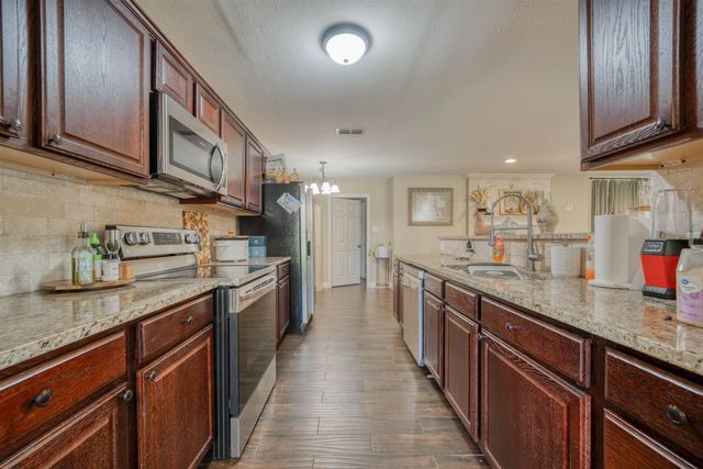 2801 Sherwood Dr, Longview, TX 75605