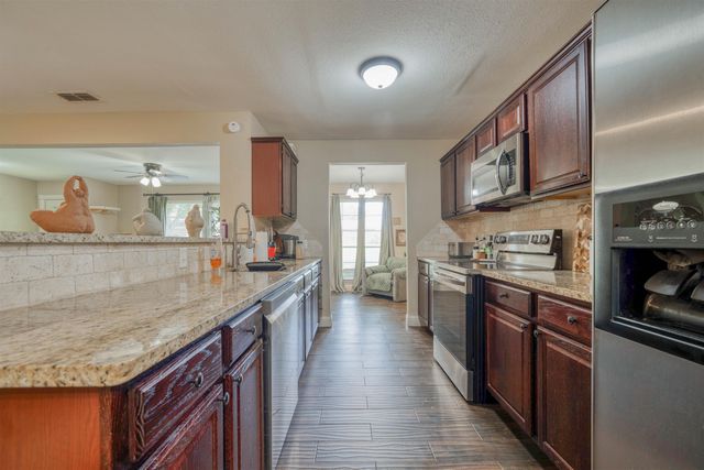 2801 Sherwood Dr, Longview, TX 75605