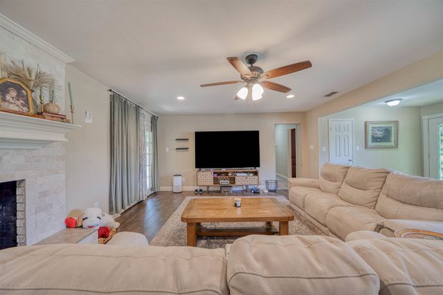 2801 Sherwood Dr, Longview, TX 75605
