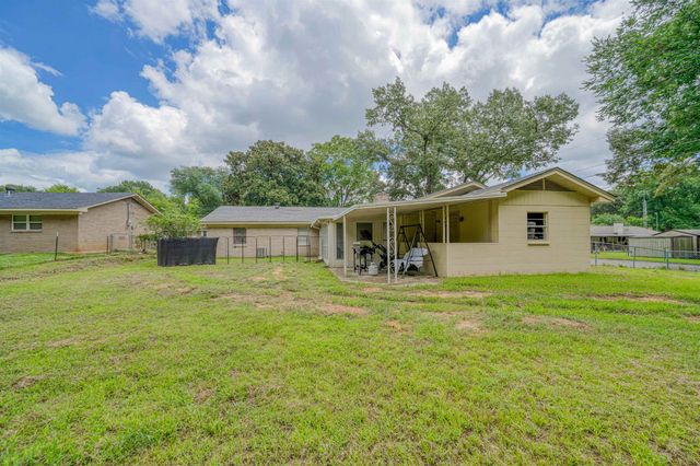 2801 Sherwood Dr, Longview, TX 75605