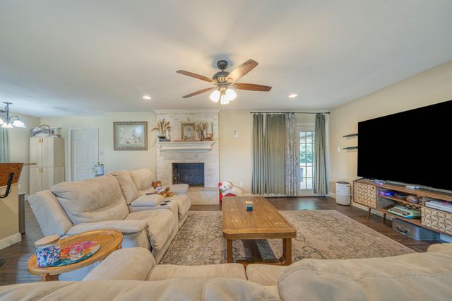 2801 Sherwood Dr, Longview, TX 75605