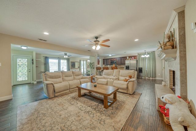 2801 Sherwood Dr, Longview, TX 75605