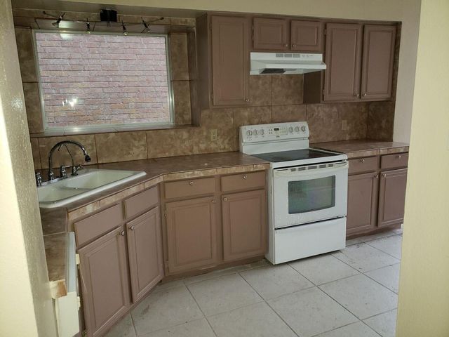6649 Queensclub Drive, Houston, TX 77069
