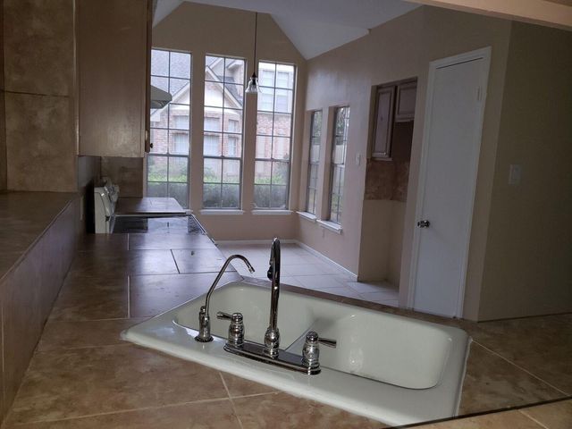 6649 Queensclub Drive, Houston, TX 77069
