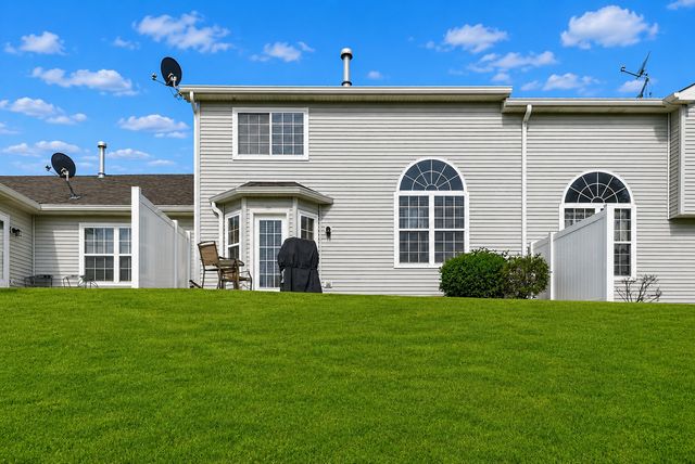 58 Rolling Oaks Road B, Sugar Grove, IL 60554