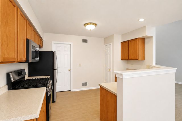 58 Rolling Oaks Road B, Sugar Grove, IL 60554